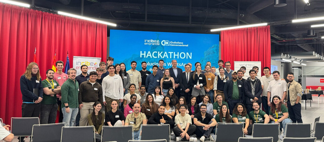 Grupo de participantes en el hackathon de Madrid sobre soluciones en WhatsApp.
