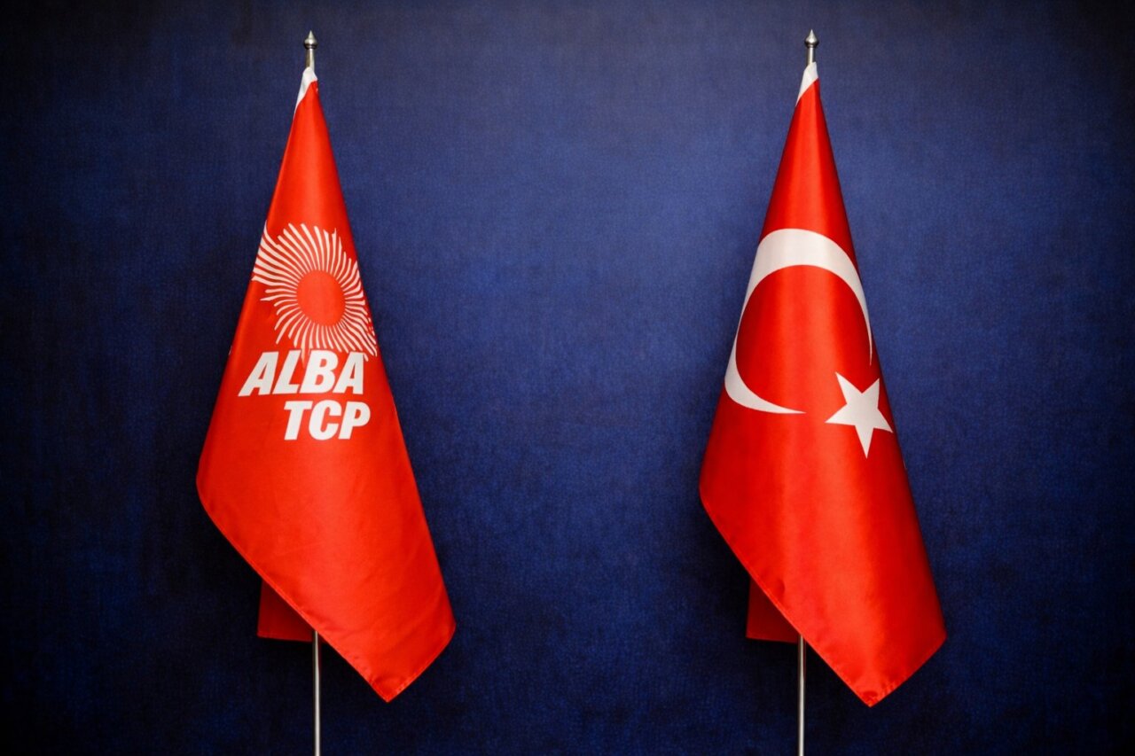 Banderas de ALBA-TCP y Turquía en un evento diplomático