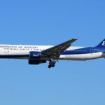 Avión de Boliviana de Aviación en vuelo con cielo azul