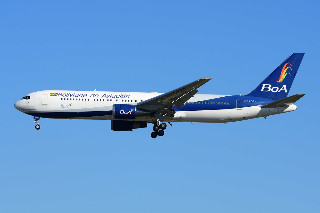 Avión de Boliviana de Aviación en vuelo con cielo azul