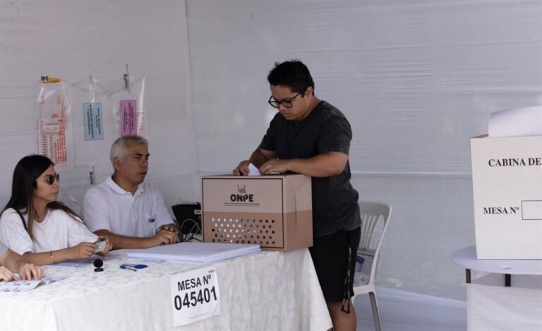 Un votante ejerce su derecho al voto en un colegio en Perú (Foto: Europa Press/Contacto/Mariana Bazo