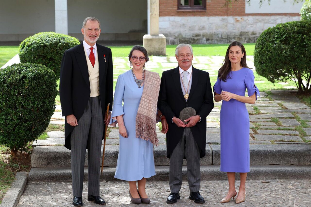 El Rey Felipe VI, Gonzalo Celorio y la Reina Letizia tras la entrega del Premio de Literatura en Lengua Castellana “Miguel de Cervantes” (Foto: Ángel Díaz Briñas - Europa Press)