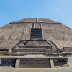 Pirámide de la Luna en Teotihuacán, México, con visitantes