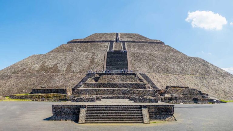 Pirámide de la Luna en Teotihuacán, México, con visitantes
