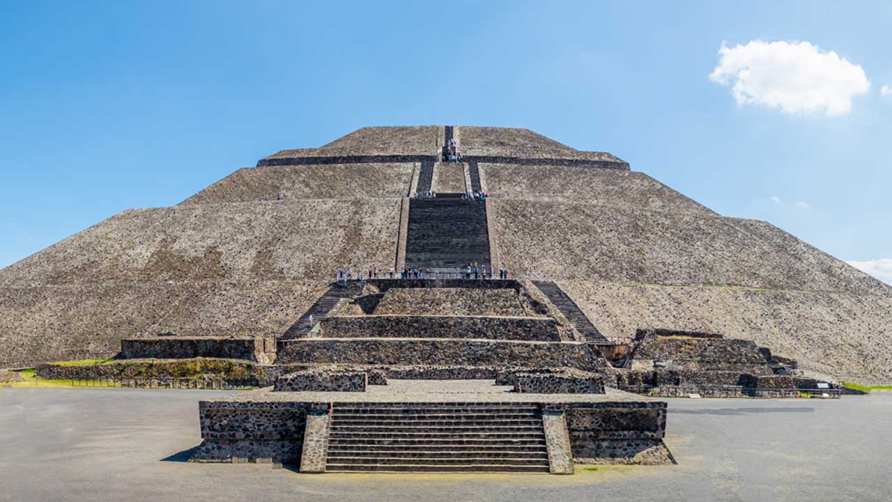 Pirámide de la Luna en Teotihuacán, México, con visitantes