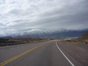 Carretera en Argentina con montañas nevadas al fondo