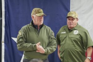 El 'zar de la frontera', Tom Homan, y el hasta ahora jefe de la Patrulla Fronteriza, Mike Banks (Foto: Europa Press/Contacto/Bob Daemmrich)