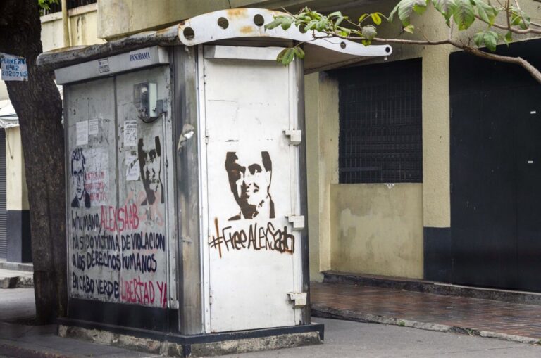 Grafitis pidiendo la liberación de Alex Saab en las calles de Caracas, capital de Venezuela (Foto: Europa Press/Contacto/Jimmy Villalta)