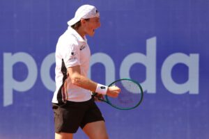 El tenista peruano Ignacio Buse celebra un punto en su partido contra el estadounidense Tommy Paul, en la final del torneo ATP 500 de Hamburgo (Foto: Georg Wendt/dpa)