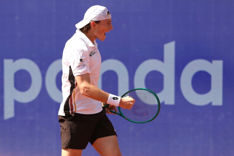 El tenista peruano Ignacio Buse celebra un punto en su partido contra el estadounidense Tommy Paul, en la final del torneo ATP 500 de Hamburgo (Foto: Georg Wendt/dpa)