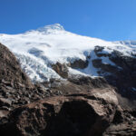 Vista del nevado Cayambe en Ecuador con glaciares y rocas