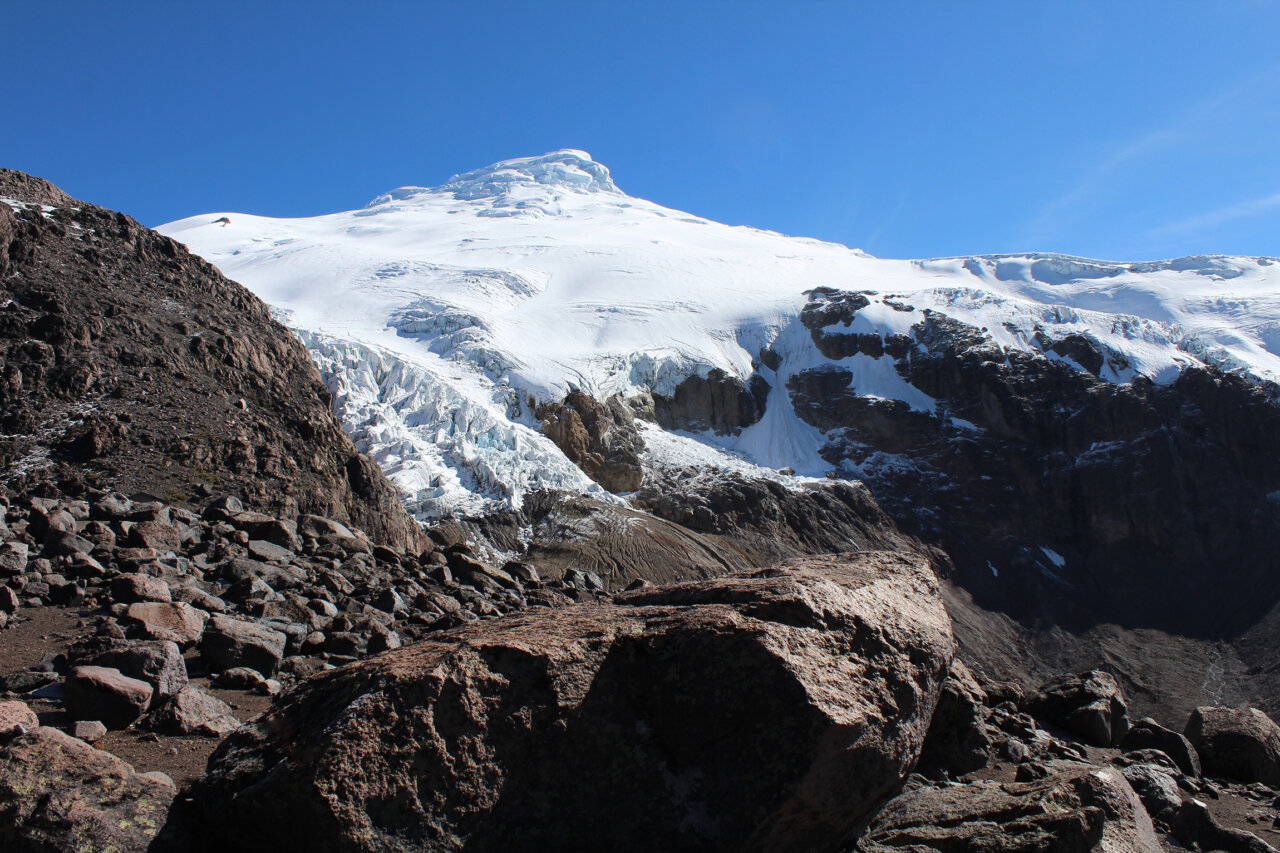 Vista del nevado Cayambe en Ecuador con glaciares y rocas