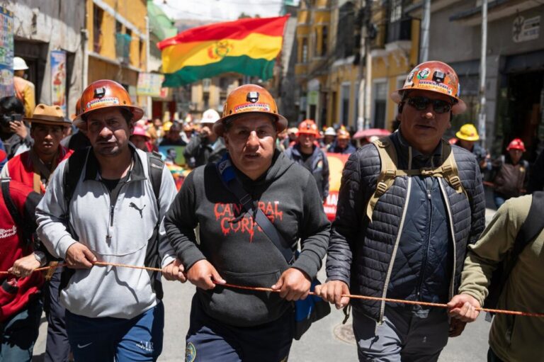 Militantes de la Central Obrera Boliviana (COB) (Foto: Radoslaw Czajkowski/dpa)