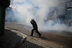 Imagen de archivo de un policía de Bolivia durante las protestas (Foto: Radoslaw Czajkowski/dpa)