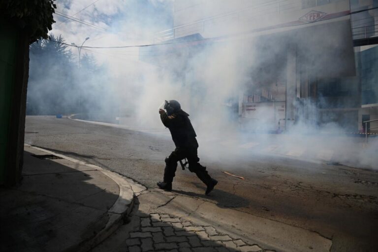 Imagen de archivo de un policía de Bolivia durante las protestas (Foto: Radoslaw Czajkowski/dpa)