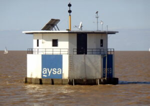 Estructura de toma de agua de AySA en el Río de la Plata