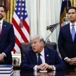 El vicepresidente de EEUU, JD Vance y el secretario de Estado, Marco Rubio, flanquean al presidente del país, Donald Trump (Foto: Europa Press/Contacto/Will Oliver)