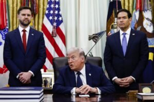 El vicepresidente de EEUU, JD Vance y el secretario de Estado, Marco Rubio, flanquean al presidente del país, Donald Trump (Foto: Europa Press/Contacto/Will Oliver)