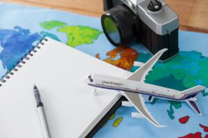 Modelo de avión sobre un mapa y una libreta de notas
