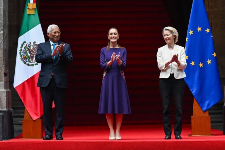 El presidente del Consejo Europeo, António Costa; la presidenta de México, Claudia Sheinbaum; y la preisdenta de la Comisión Europea, Ursula von der Leyen, al inicio de la 8 Cumbre UE-México. (Foto: Frederic Sierakowski / European Council)